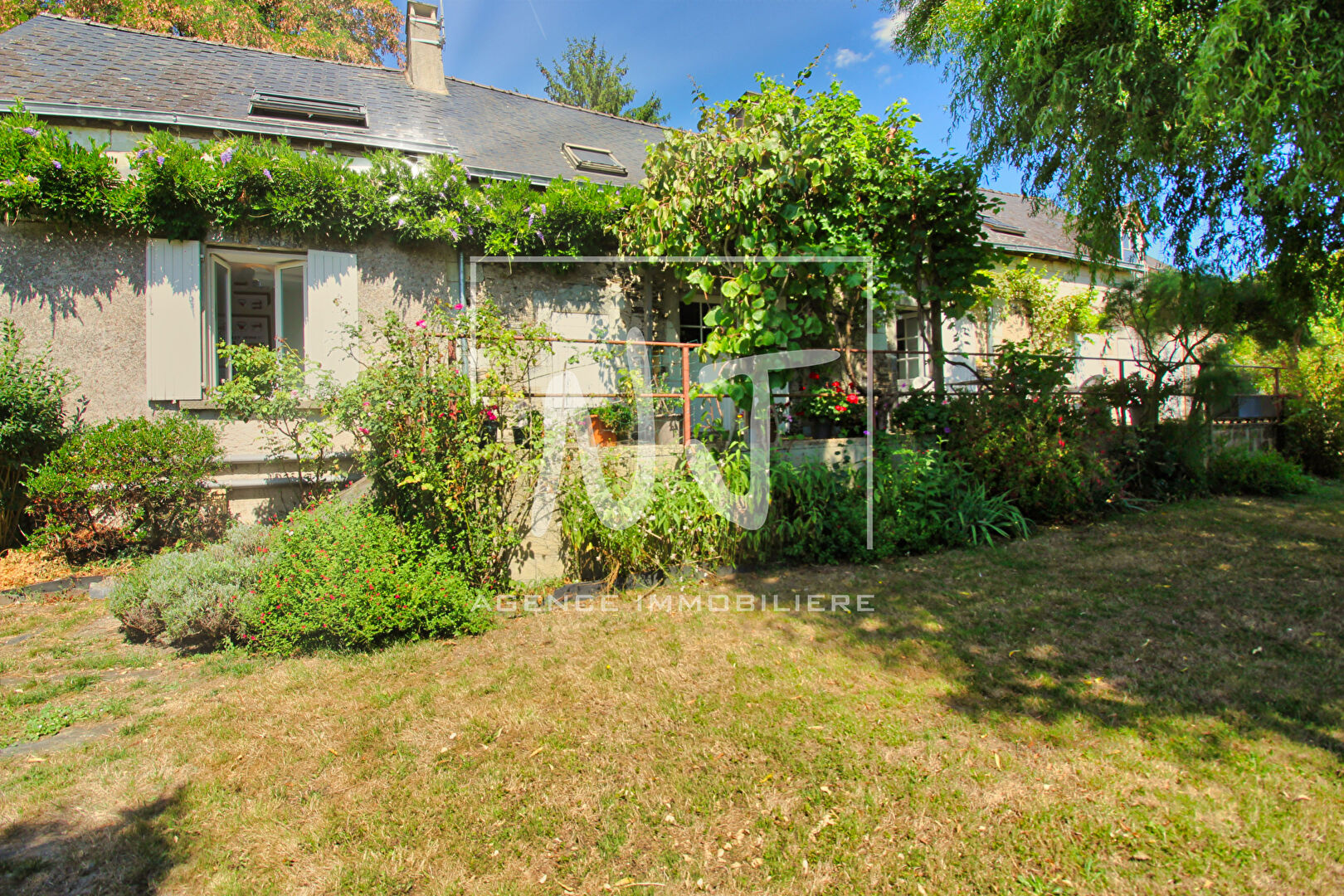 Maison ancienne à vendre à MURS-ÉRIGNÉ avec jardin et dépendance
