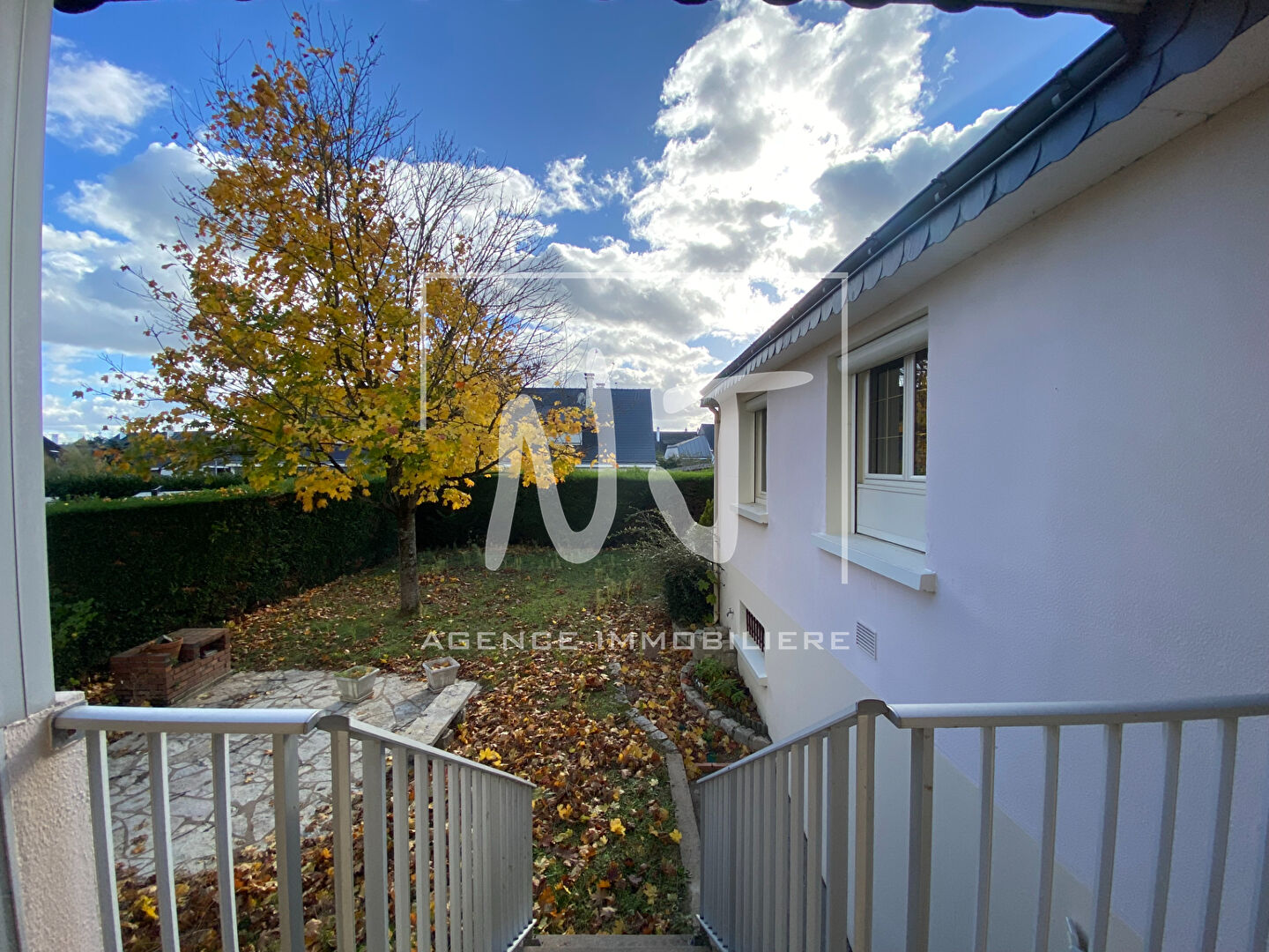 Maison familiale de 4 chambres avec jardin à deux pas du tramway .