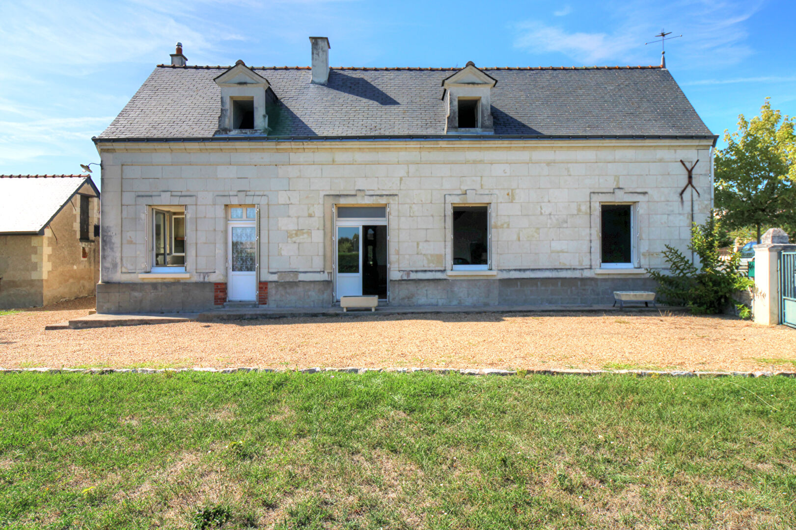 Longère à vendre au centre de Mazé