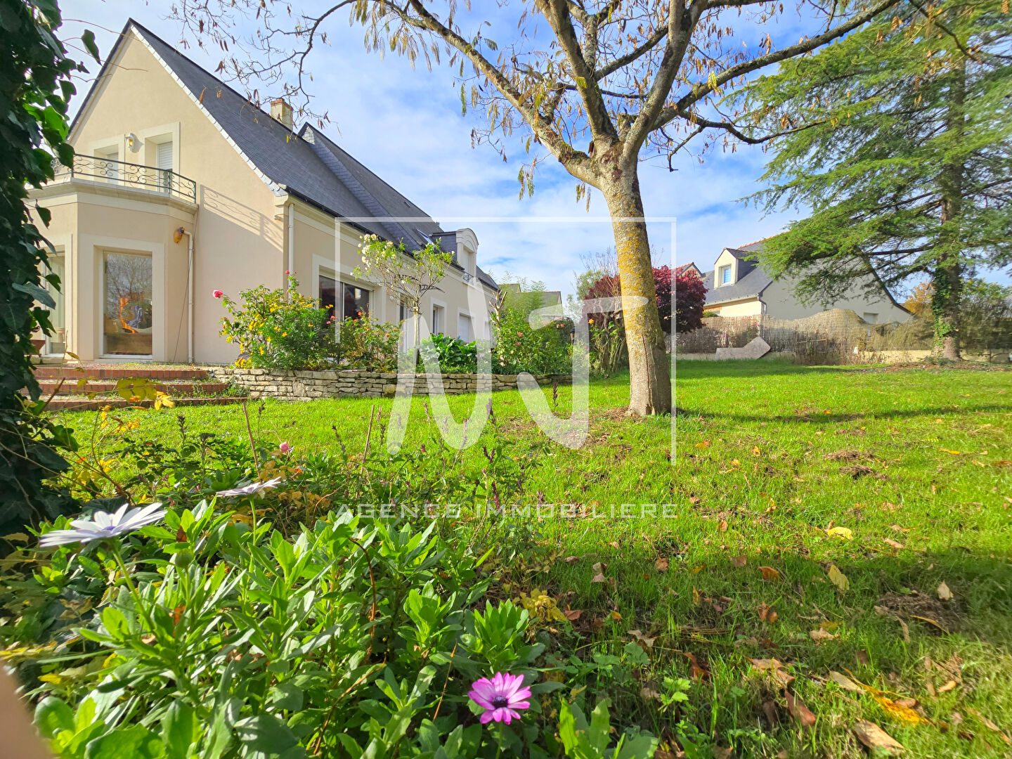 Maison familiale BOUCHEMAINE avec jardin clos paysager et  double garage