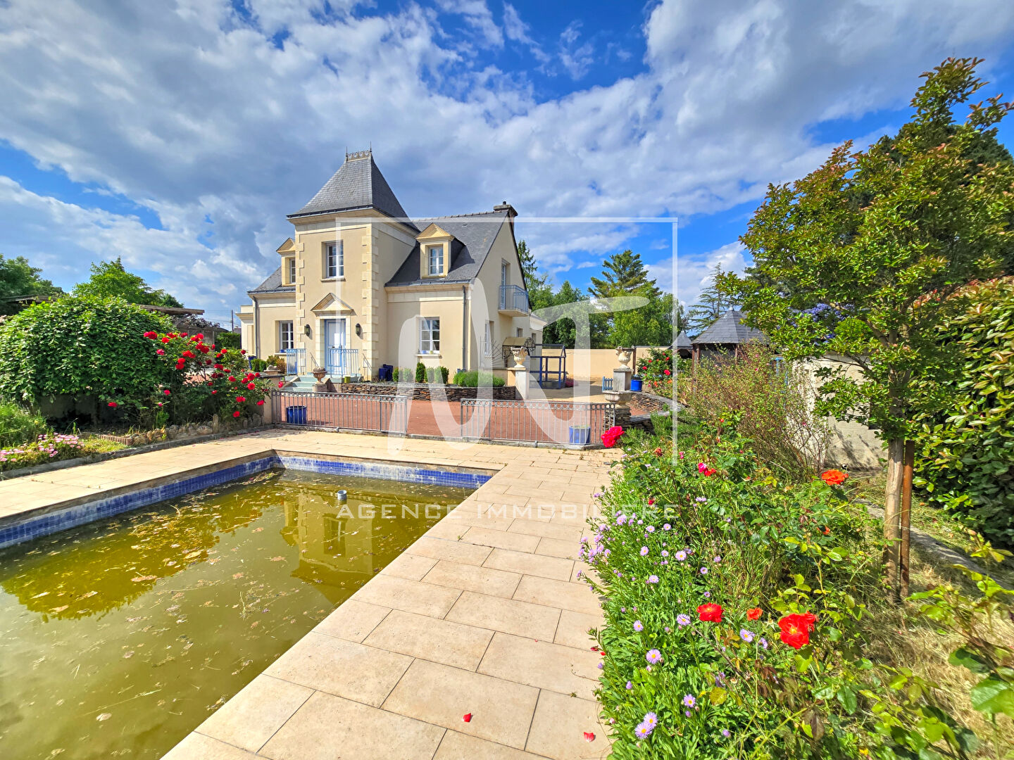 Photo Maison 4 chambres à BOUCHEMAINE avec dépendances et maison d'hôte image 2/6