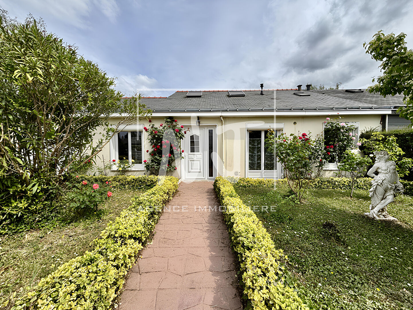 Charmante maison de plain-pied avec jardin, 3 chambres et beau potentiel
