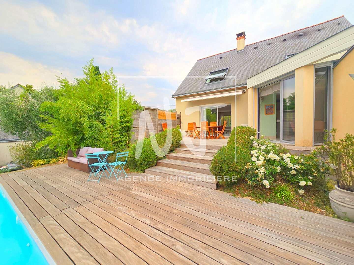 Maison familiale avec piscine 5 chambres + bureau , sous-sol à Bouchemaine