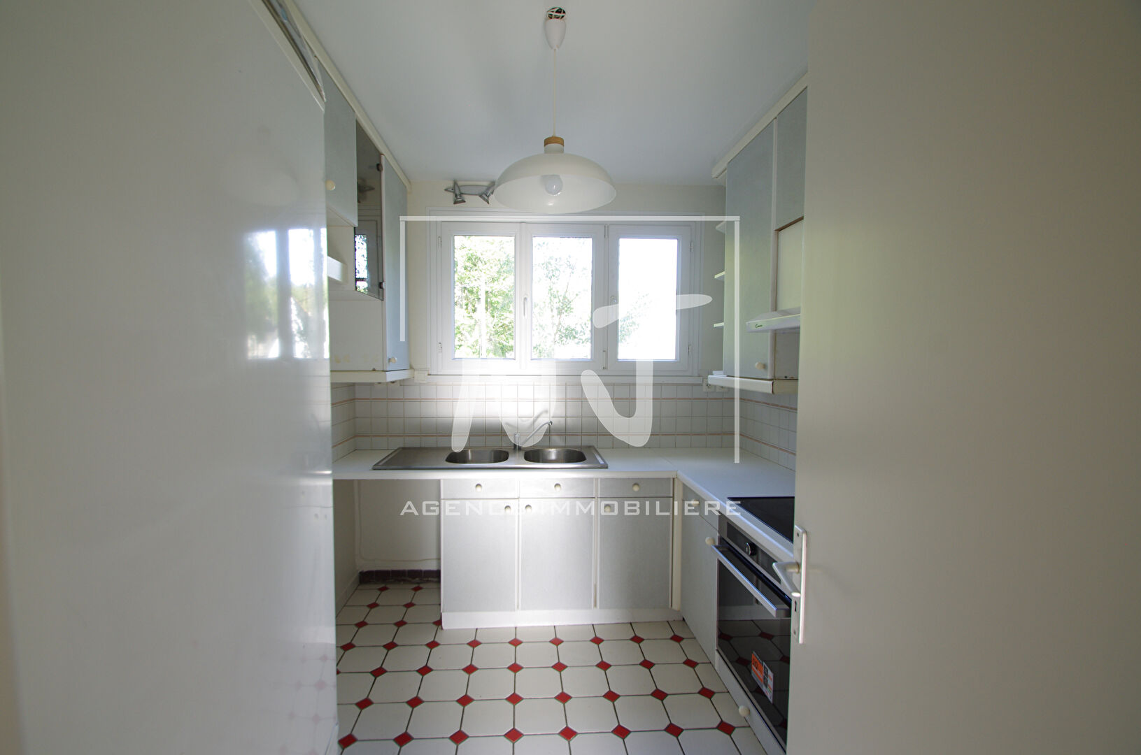 Photo Appartement 3 chambres - AVRILLE -Étang Saint Nicolas - Garage +cave+ séchoir image 3/6