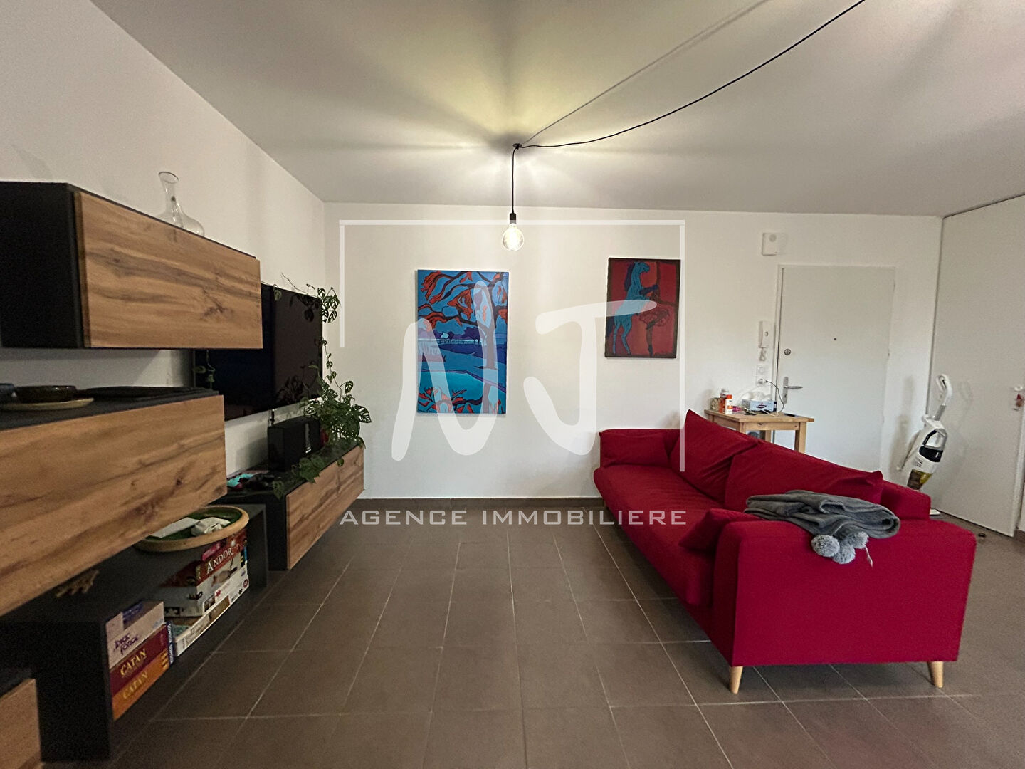 APPARTEMENT MEUBLE – 2 CHAMBRES – 1 PLACE DE PARKING EN SOUS SOL