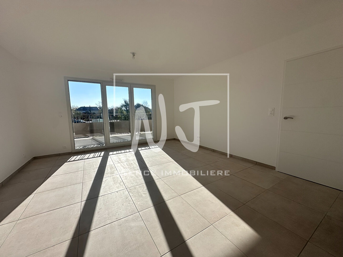 À vendre, bel appartement lumineux de type 3, situé dans une résidence sécurisée.