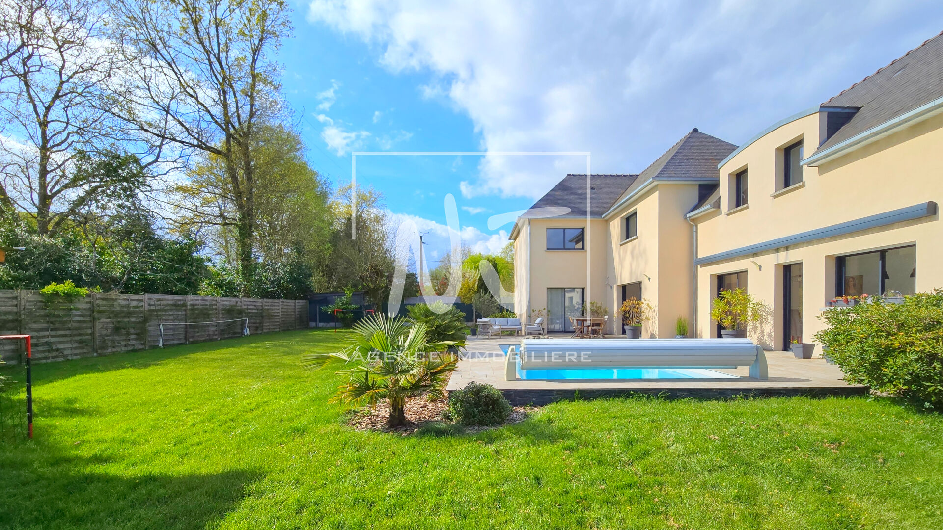 Maison BOUCHEMAINE récente spacieuse et confortable avec grand jardin