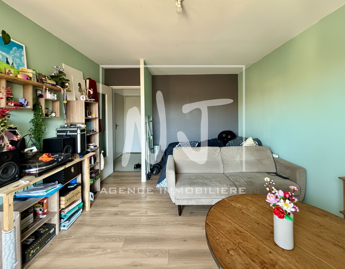 Studio lumineux avec balcon, parking