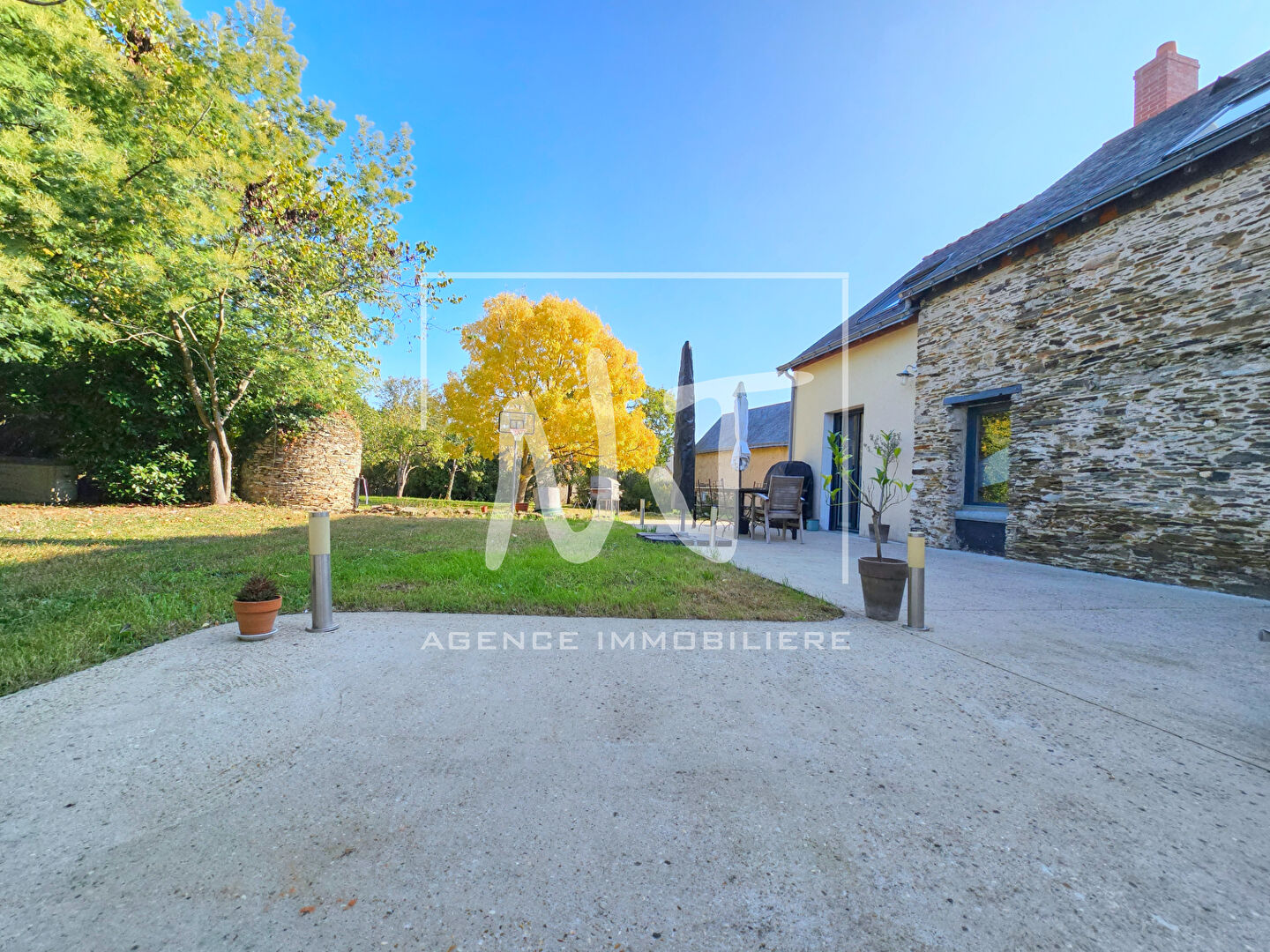 Photo Longère rénovée avec dépendances et terrain constructible image 3/6