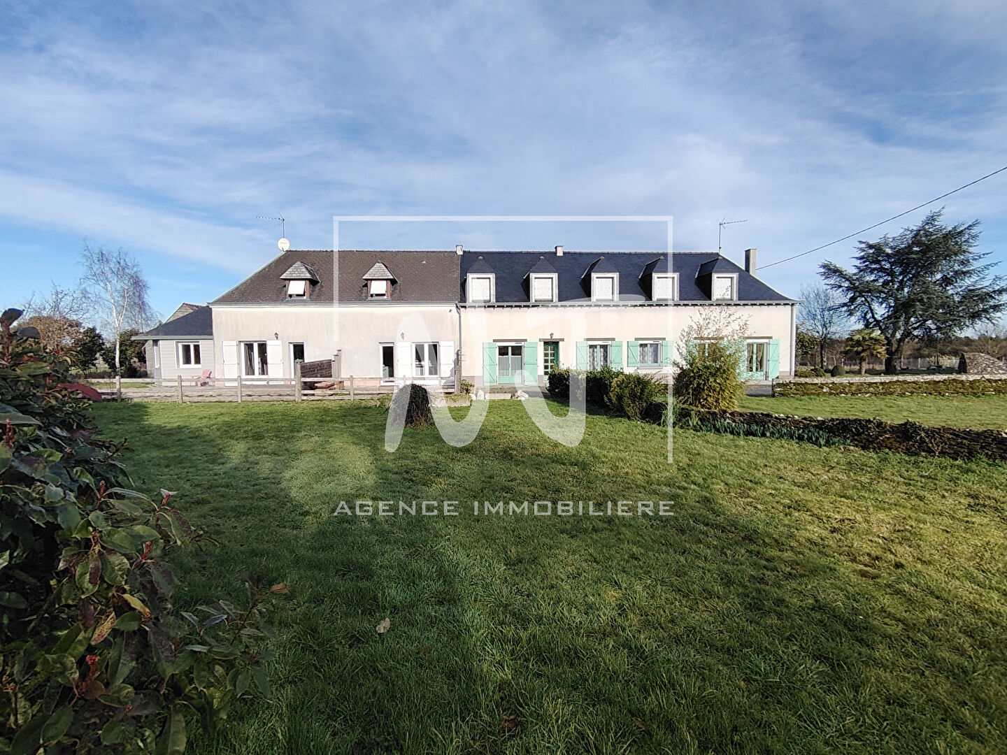 Ensemble immobilier 4 maisons sur 5 hectares avec étang