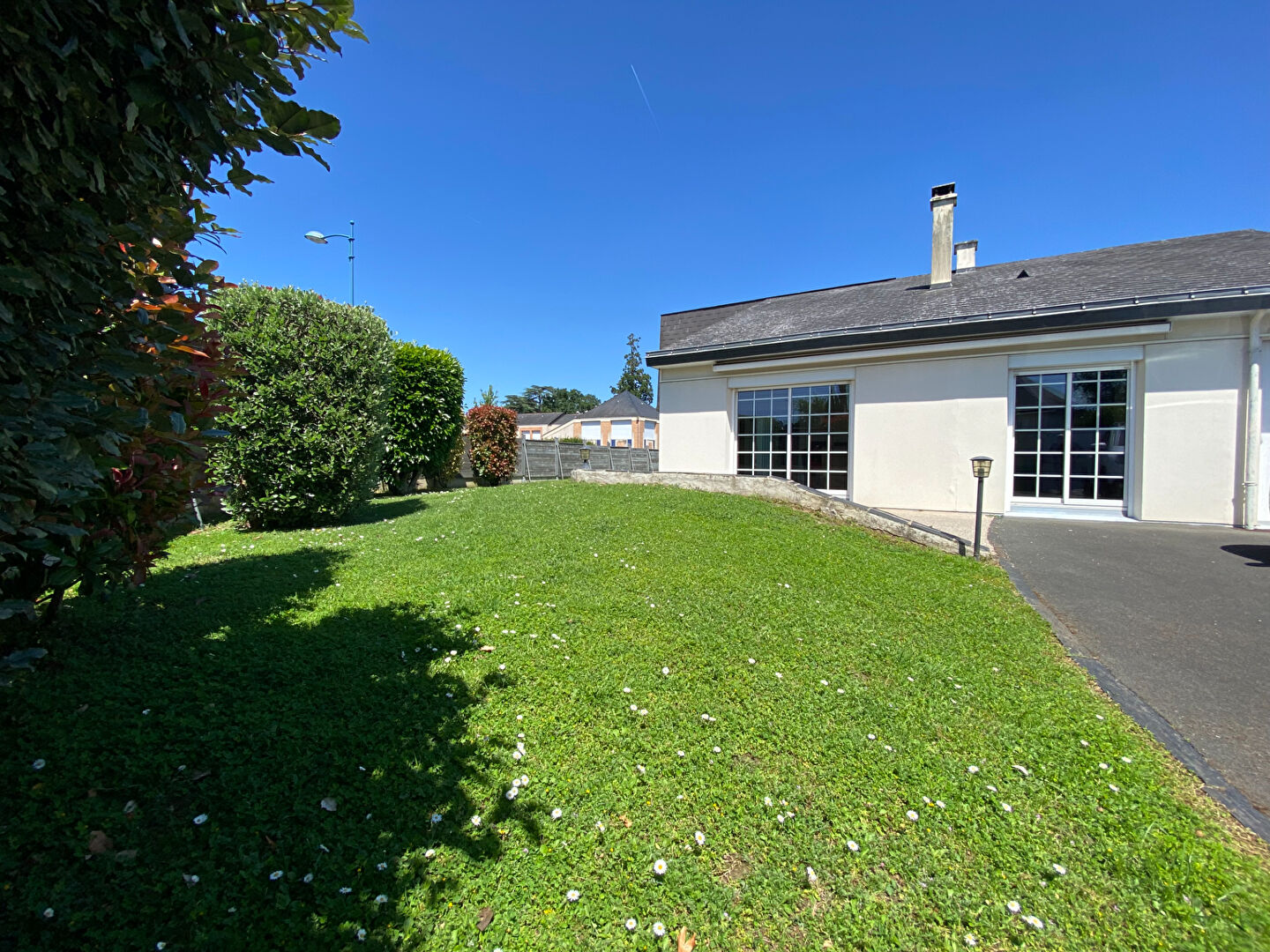 Maison à vendre à Saint Barthélemy d&rsquo;Anjou avec vie de plain-pied et jardin clos