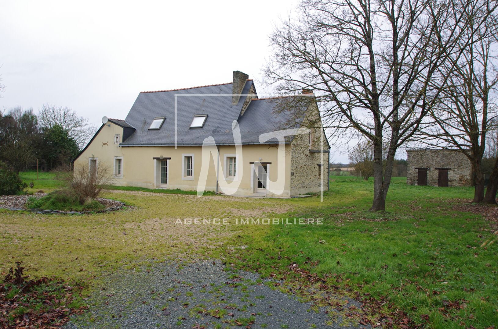 Longère Segre en Anjou BLEUE 3 chambres jardin 1000 m²