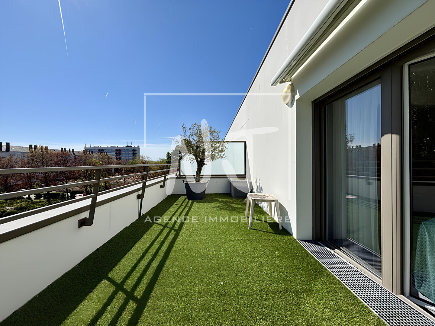 Appartement lumineux avec terrasse, garage et résidence sécurisée récente