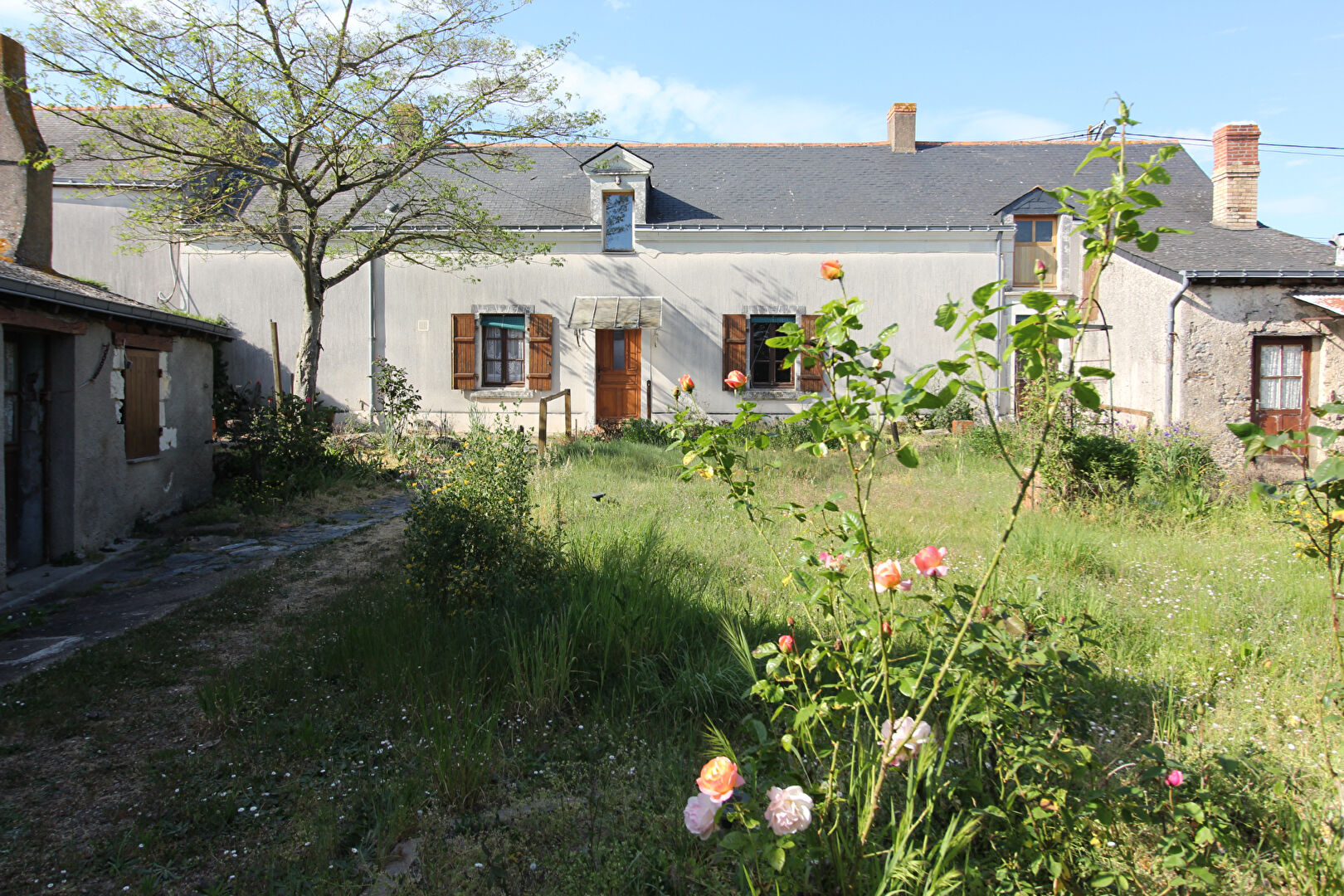 Maison ancienne à vendre à Mozé-sur-Louet avec jardin et dépendance