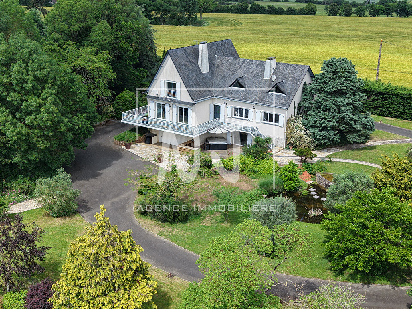 Maison familiale Beaucouze 320 m2 dans un environnement privilégié