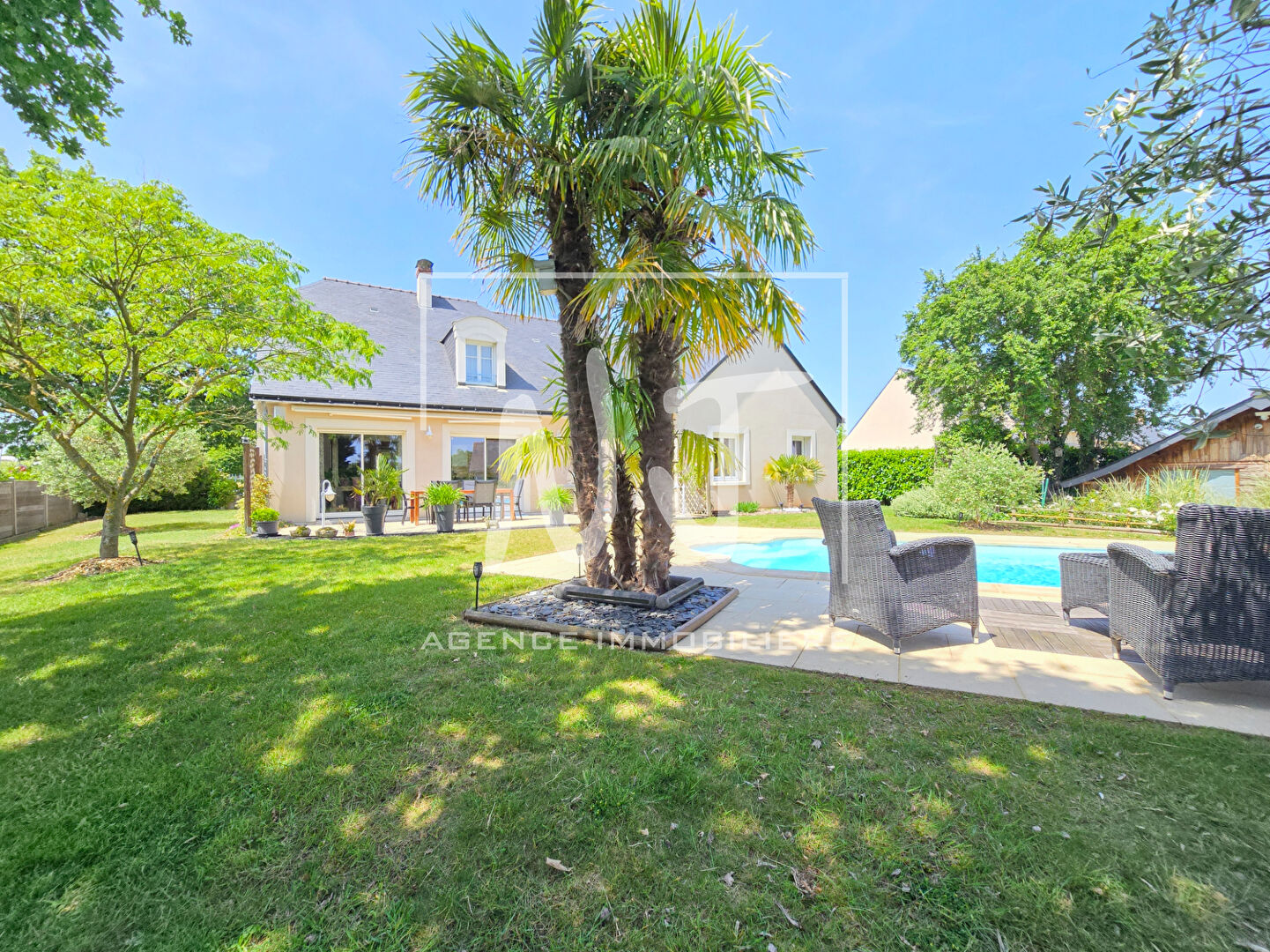 Maison familiale avec piscine, jardin arboré et garage double
