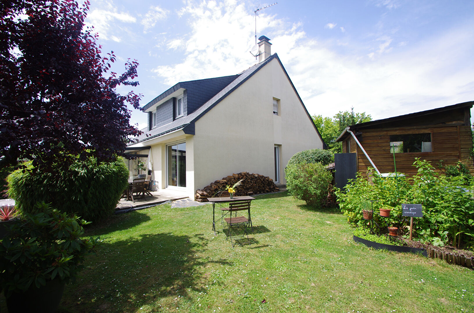Maison à vendre à Montreuil-Juigné avec véranda, terrasse et jardin paysager
