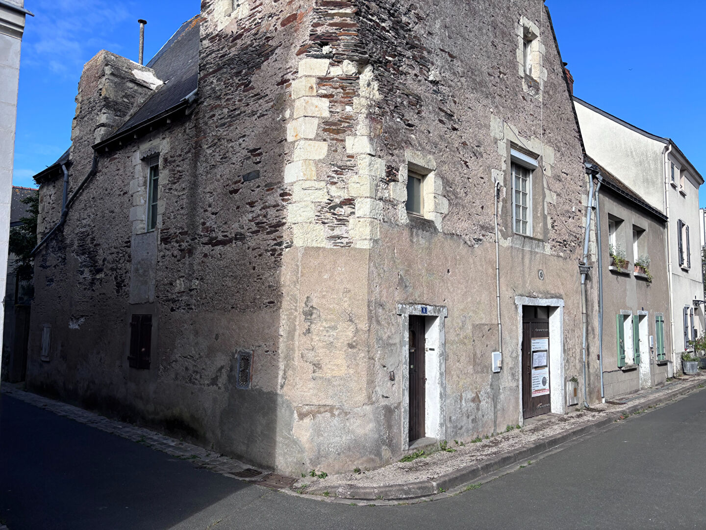 Appartement à rénover avec cour privative à vendre aux Ponts de Cé ,Vendu en plateau à aménager, fort potentiel.