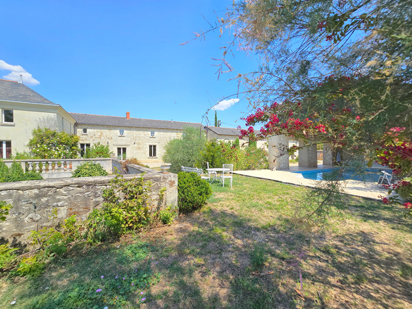Maison de caractère à vendre à Vaudelnay avec piscine, dépendances et caves troglodytes