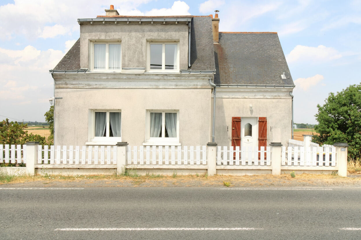 Maison de caractère à vendre à Saint-Mathurin avec vue sur la Loire, dépendances et vaste terrain