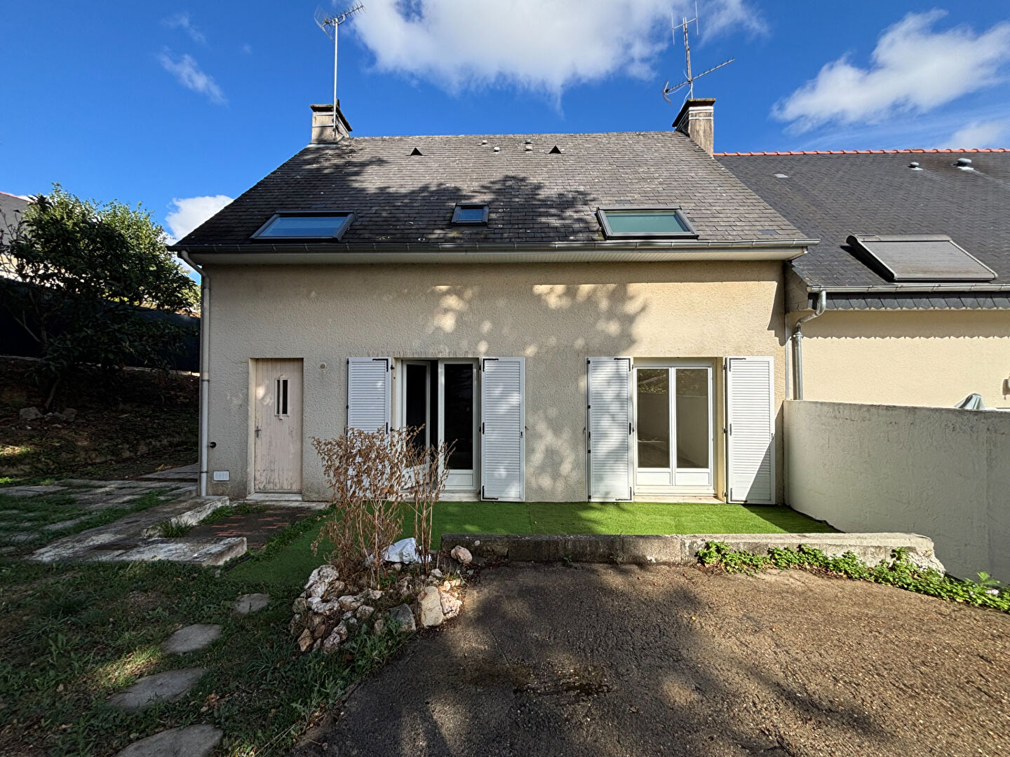 Maison individuelle à vendre à Montreuil Juigné avec jardin clos et proche bourg
