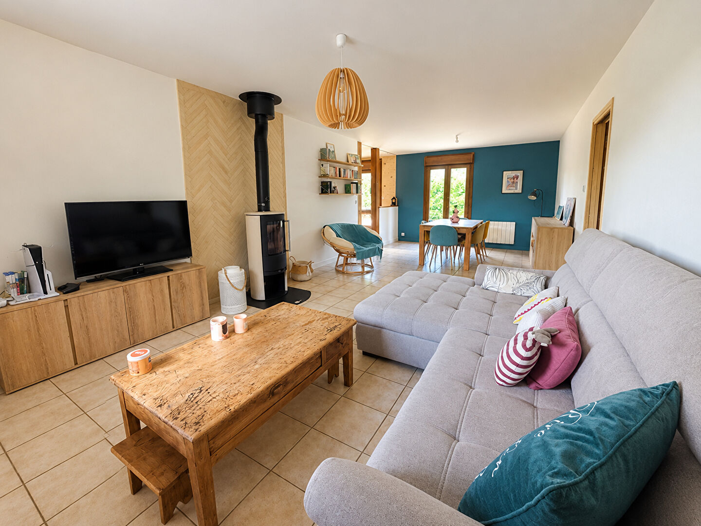 Maison de plein pied à vendre à Châteauneuf -sur -Sarthe 4 chambres et jardin arboré