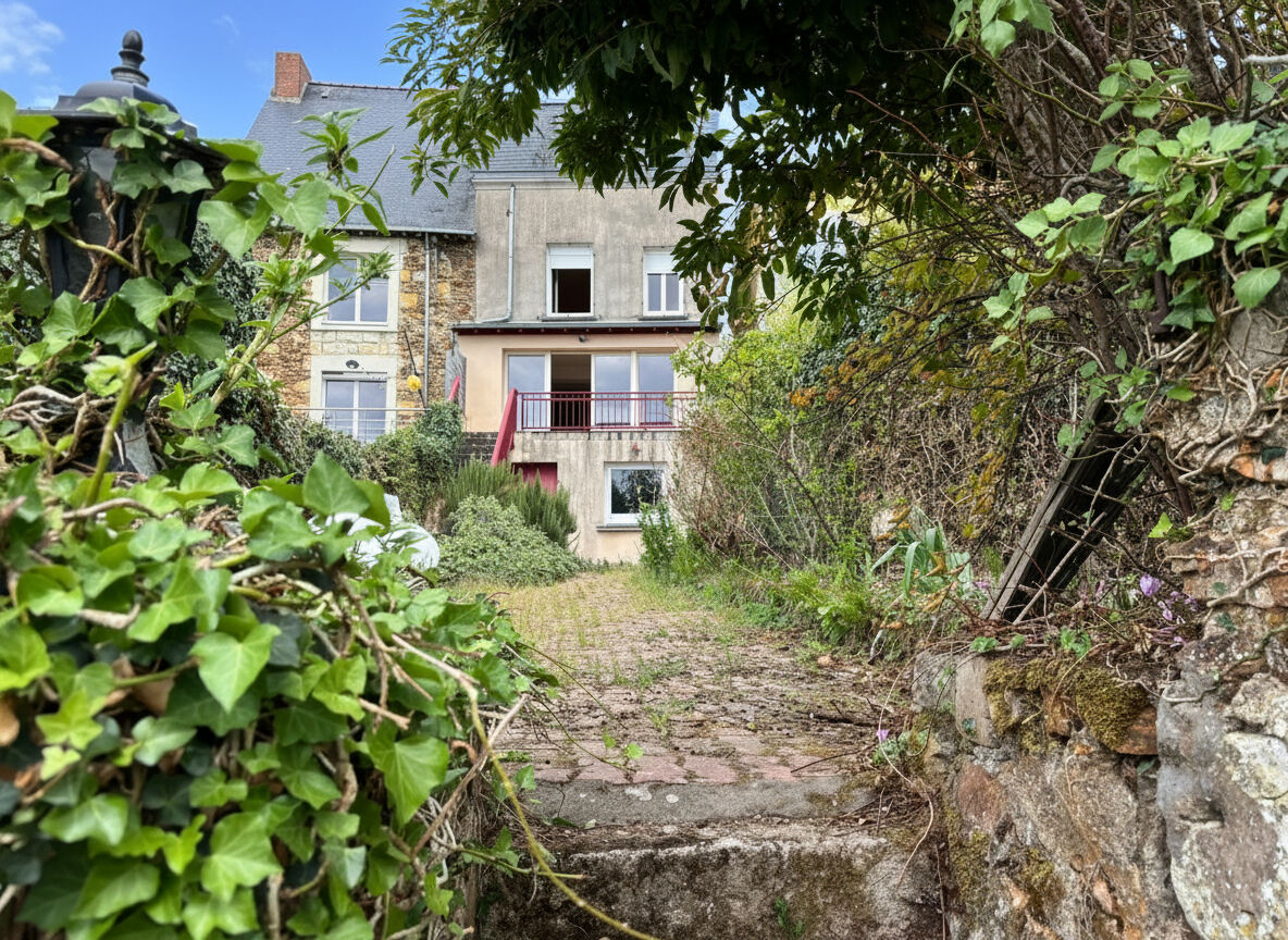 Maison au coeur de BRISSAC, 7 chambres, terrain 1448m2, gros potentiel