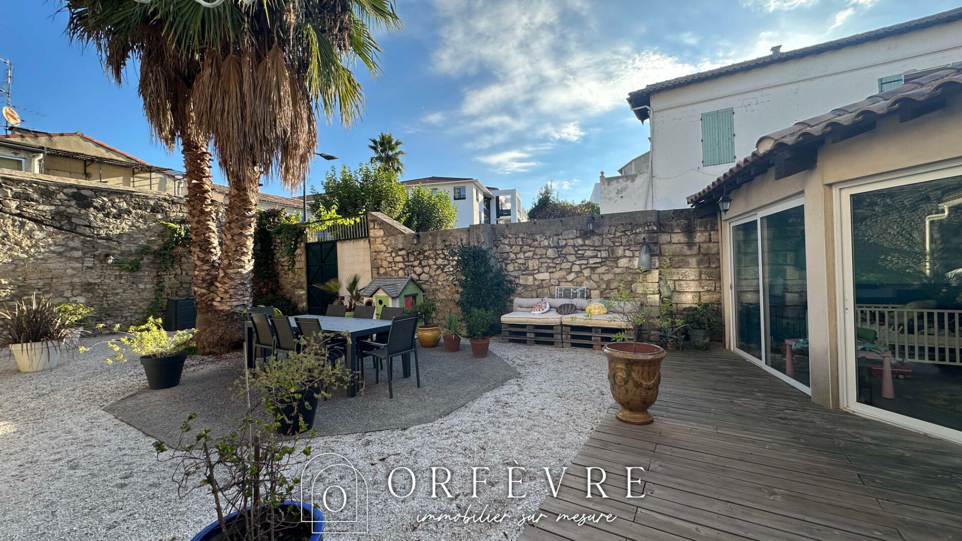 ÉLÉGANCE & RAFFINEMENT .Maison de ville d'exception avec garage et jardin . Coeur de Lunel