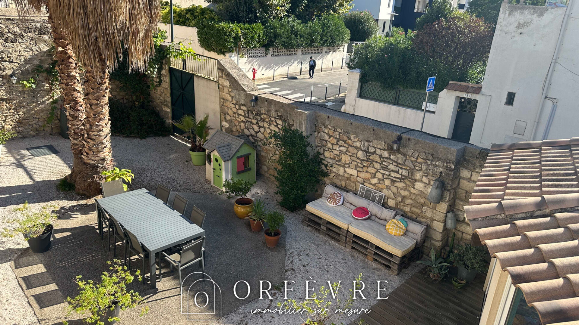 Photo ÉLÉGANCE & RAFFINEMENT .Maison de ville d'exception avec garage et jardin . Coeur de Lunel image 3/6