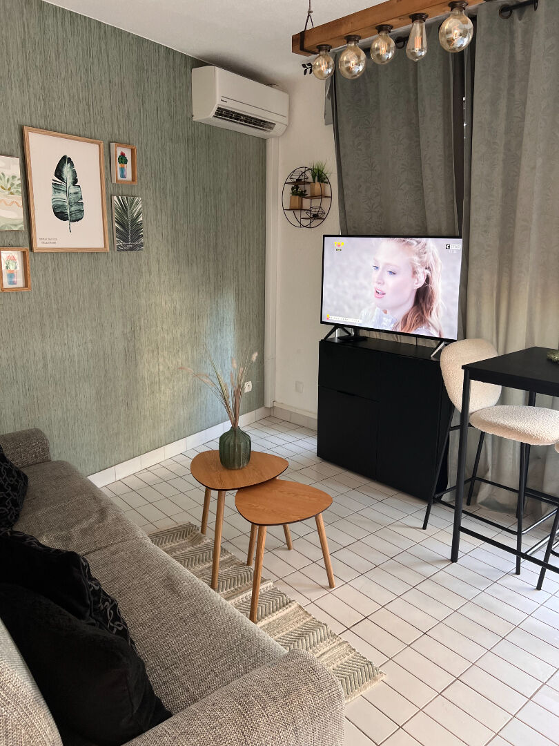 Studio meublé première ligne mer avec parking