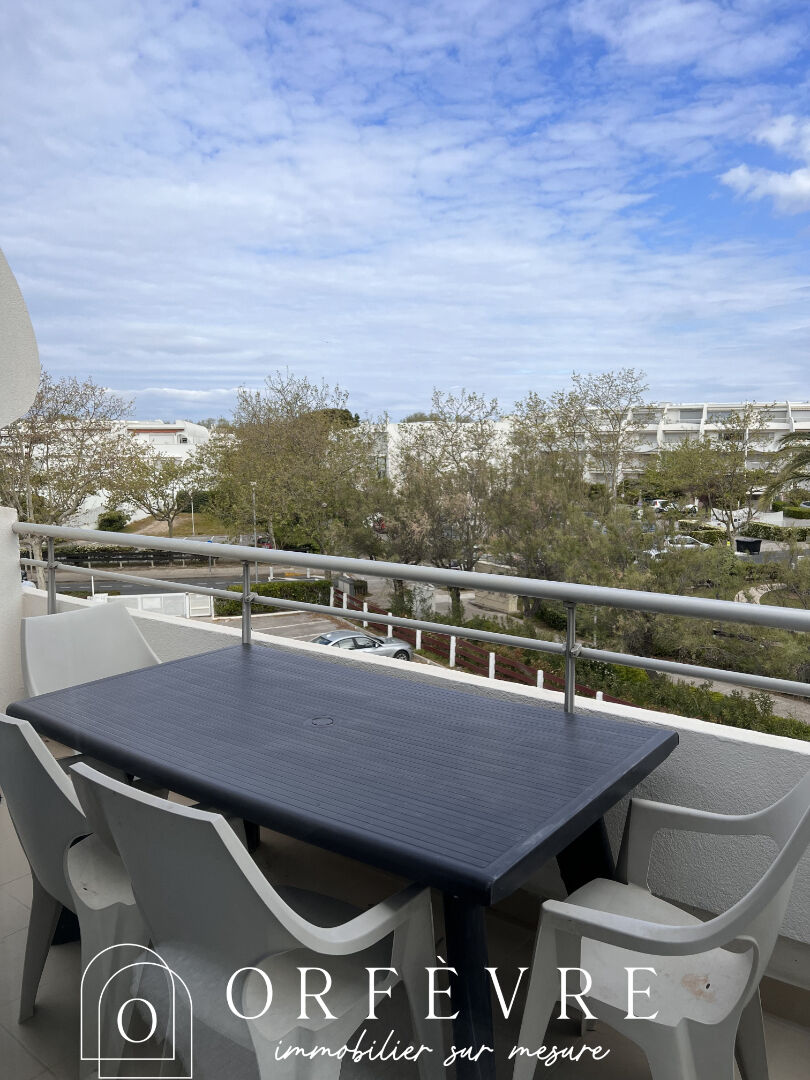 Studio meublé première ligne mer avec parking