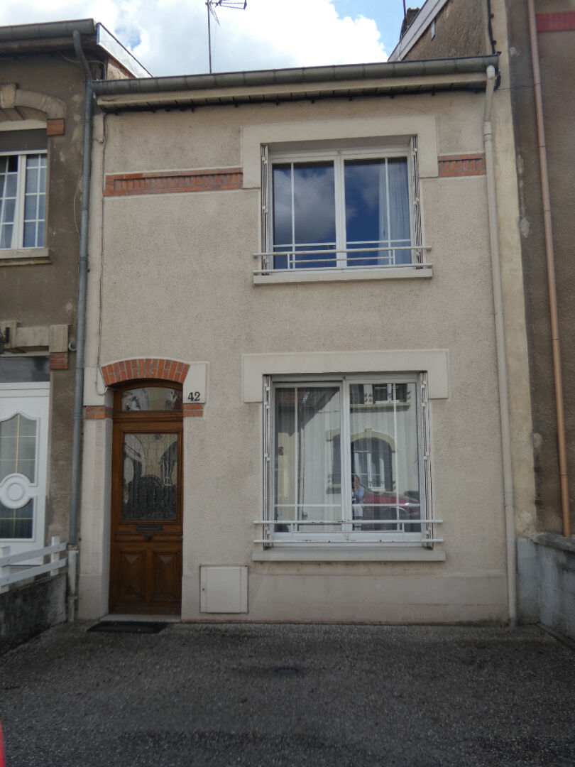 Maison 4 pièces avec jardin, garage et annexes