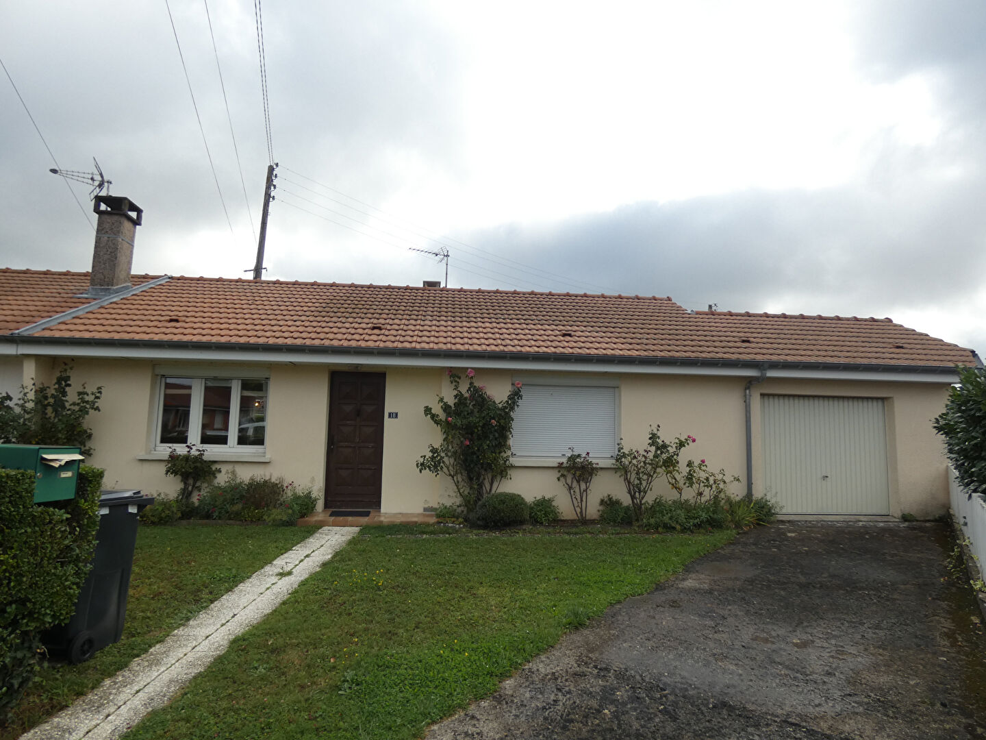 Maison de plain pied avec garage et jardin