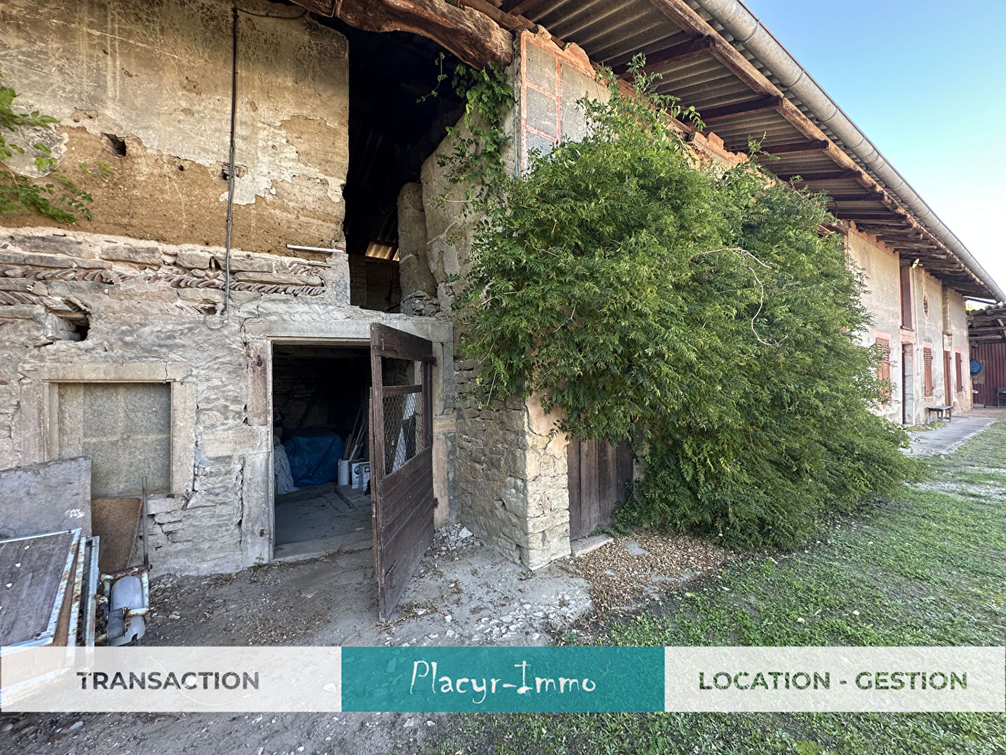 Ferme mitoyenne au coeur de Feillens