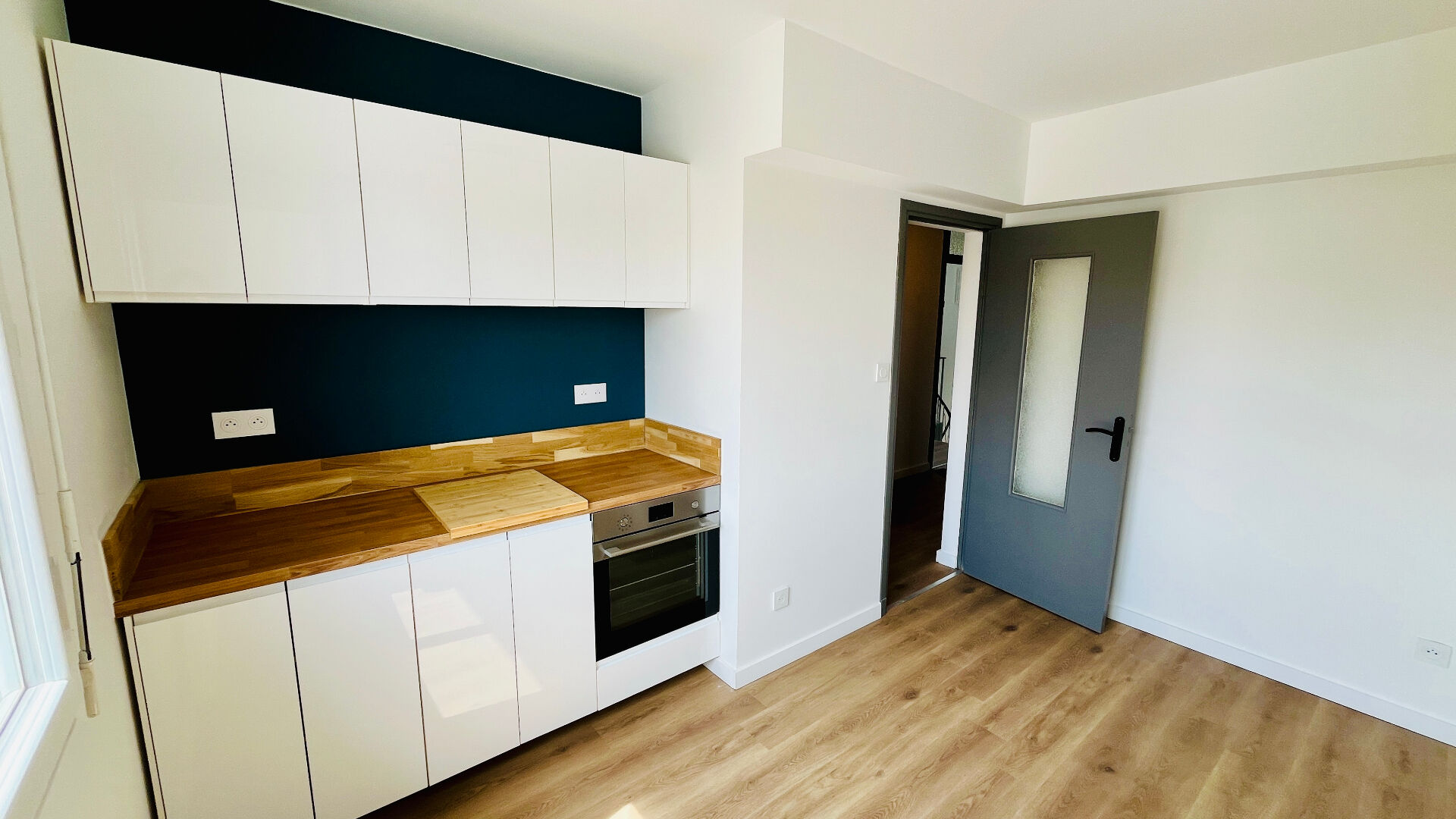 Appartement T4 rénové - Entre maison et appartement - Premier étage avec balcon & grand terrain privatif