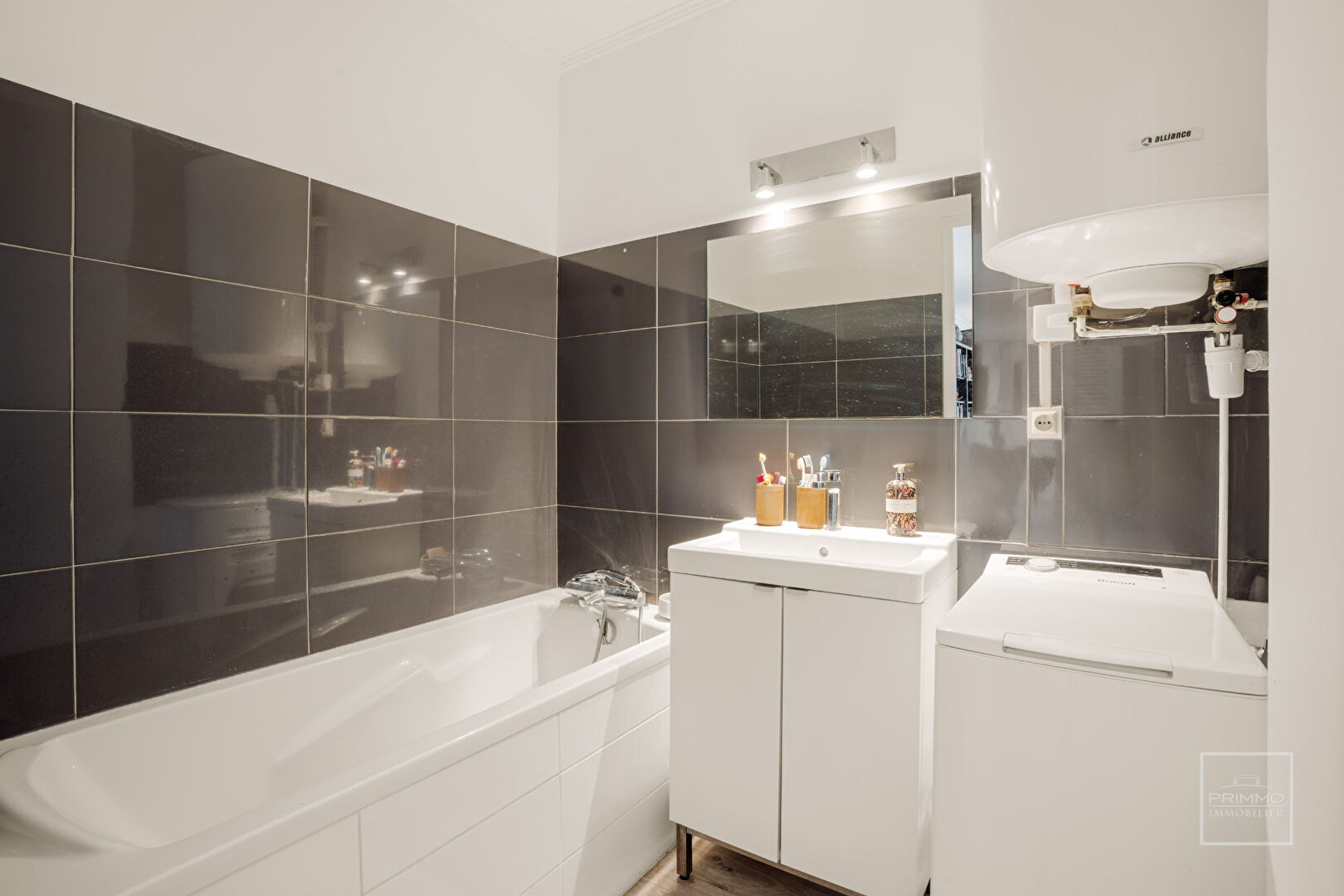 NEUVILLE SUR SAONE, T4, 93 m², BALCON 11m², STATIONNEMENT