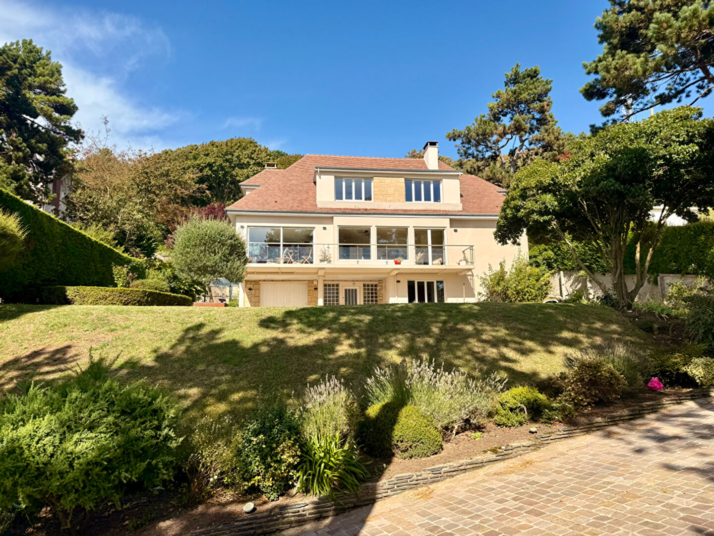 Fécamp – CHARME & ESPACE – Propriété de 258m² avec piscine !
