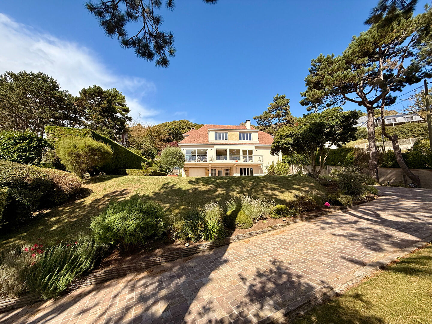 Fécamp – CHARME & ESPACE – Propriété de 258m² avec piscine !