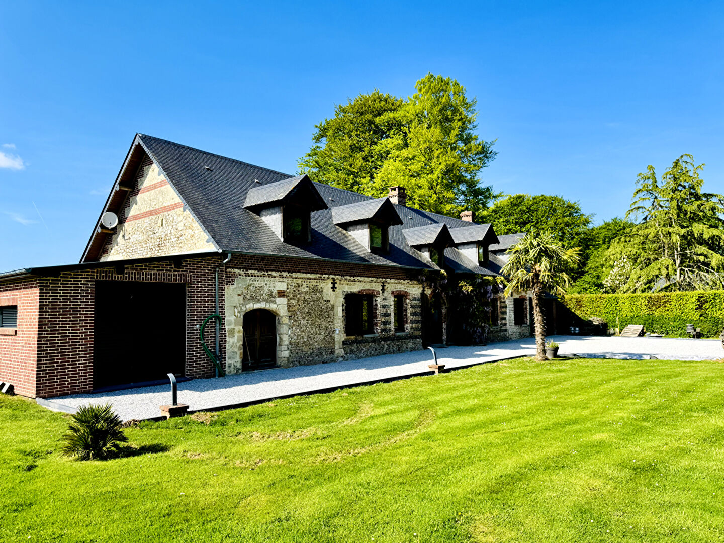 CRIQUETOT-L&rsquo;ESNEVAL – CHARME & ESPACE – Maison familiale de 281 m² avec jardin et garage double