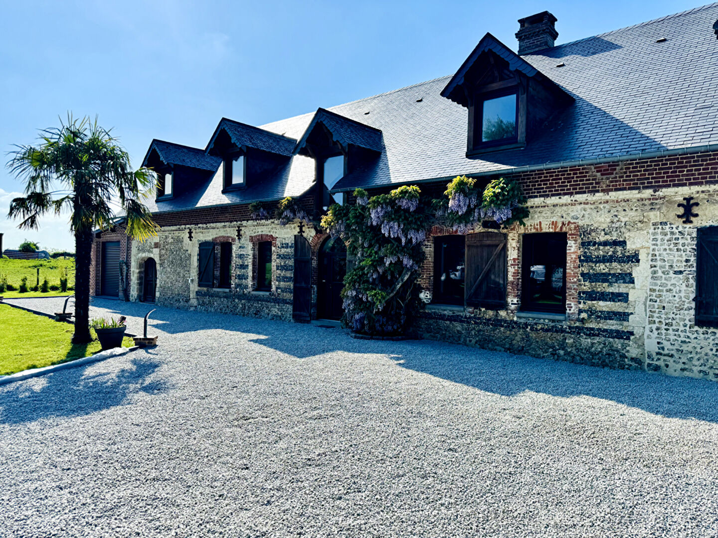 Progressia Immobilier - CRIQUETOT-L'ESNEVAL - CHARME & ESPACE - Maison familiale de 281 m² avec jardin et garage double