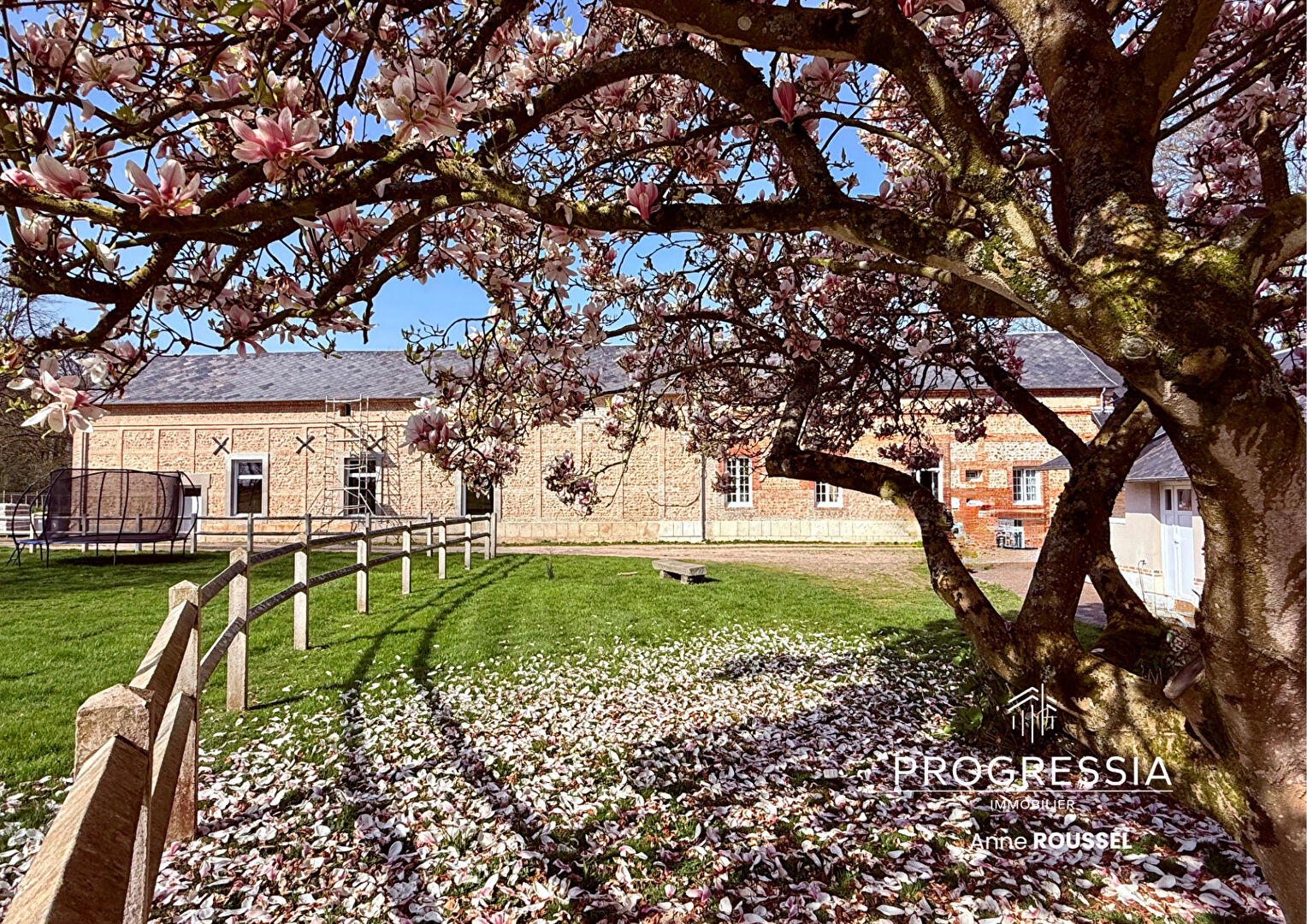 TOCQUEVILLE-LES-MURS /CHARME & ESPACE – Maison de caractère avec dépendances
