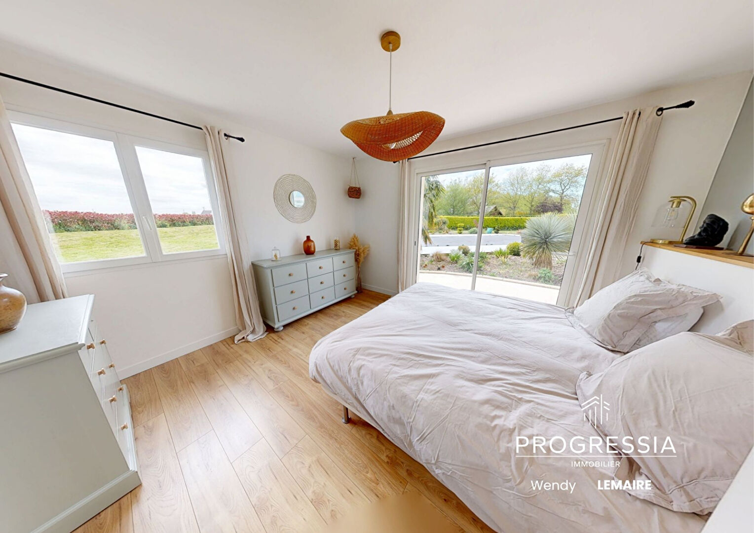 Progressia Immobilier - SAINT-AUBIN-ROUTOT - Maison familiale de 158 m² avec jardin, garages & piscine