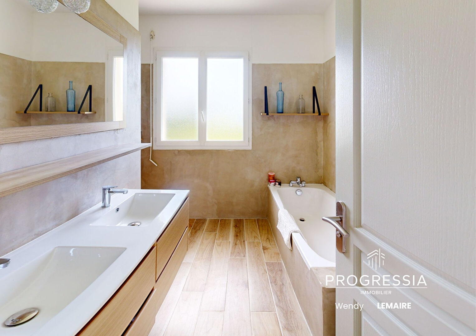 Progressia Immobilier - SAINT-AUBIN-ROUTOT - Maison familiale de 158 m² avec jardin, garages & piscine