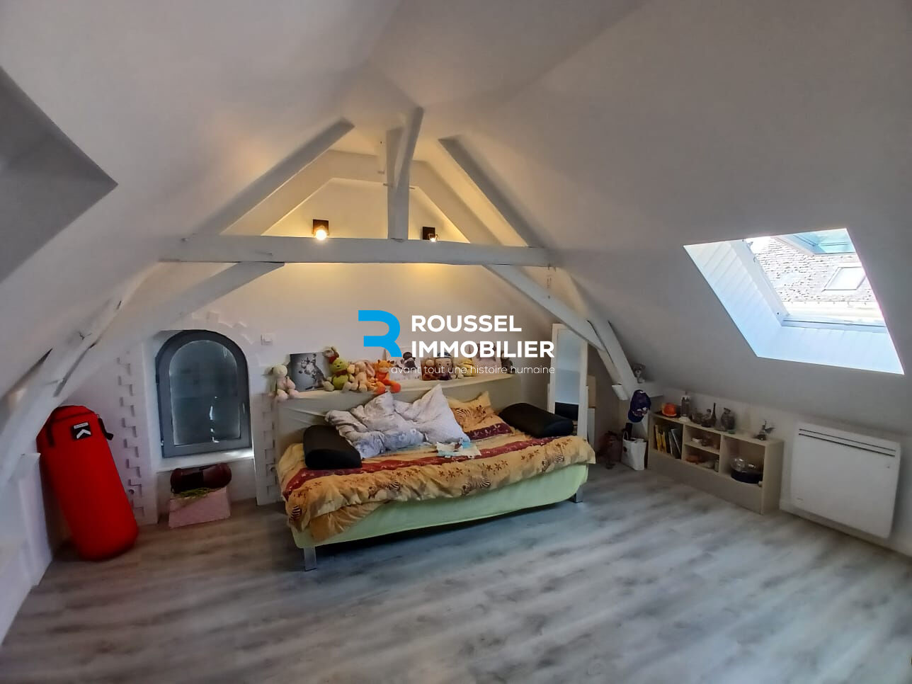 Maison de bourg pleine de charme à Brette-les-Pins ? Vie de plain-pied et beaux volumes