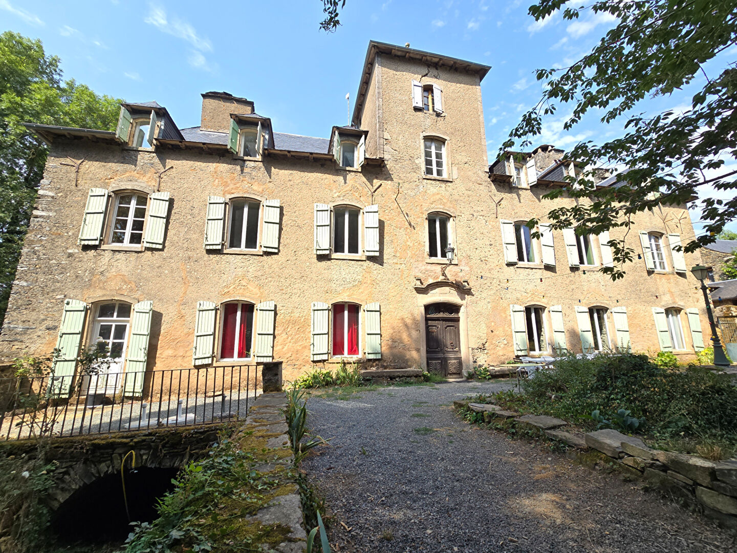 Château, ancienne maison à aménager et dépendance - Arvieu