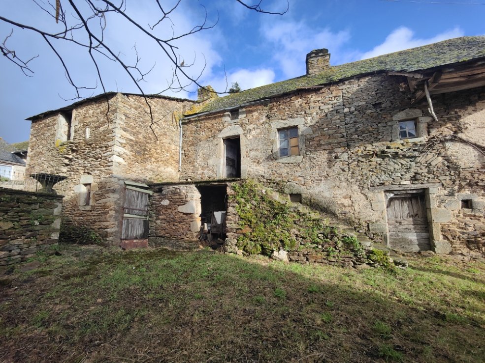 CHARMANTE MAISON EN PIERRES A RENOVER AVEC DEPENDANCES