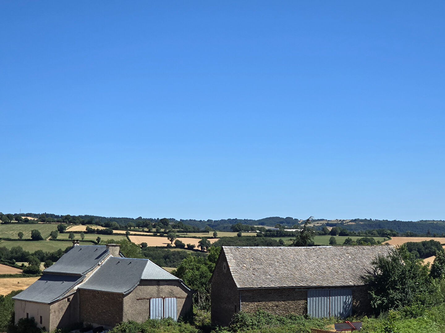 Corps de ferme avec maison et 2 granges - Trémouilles