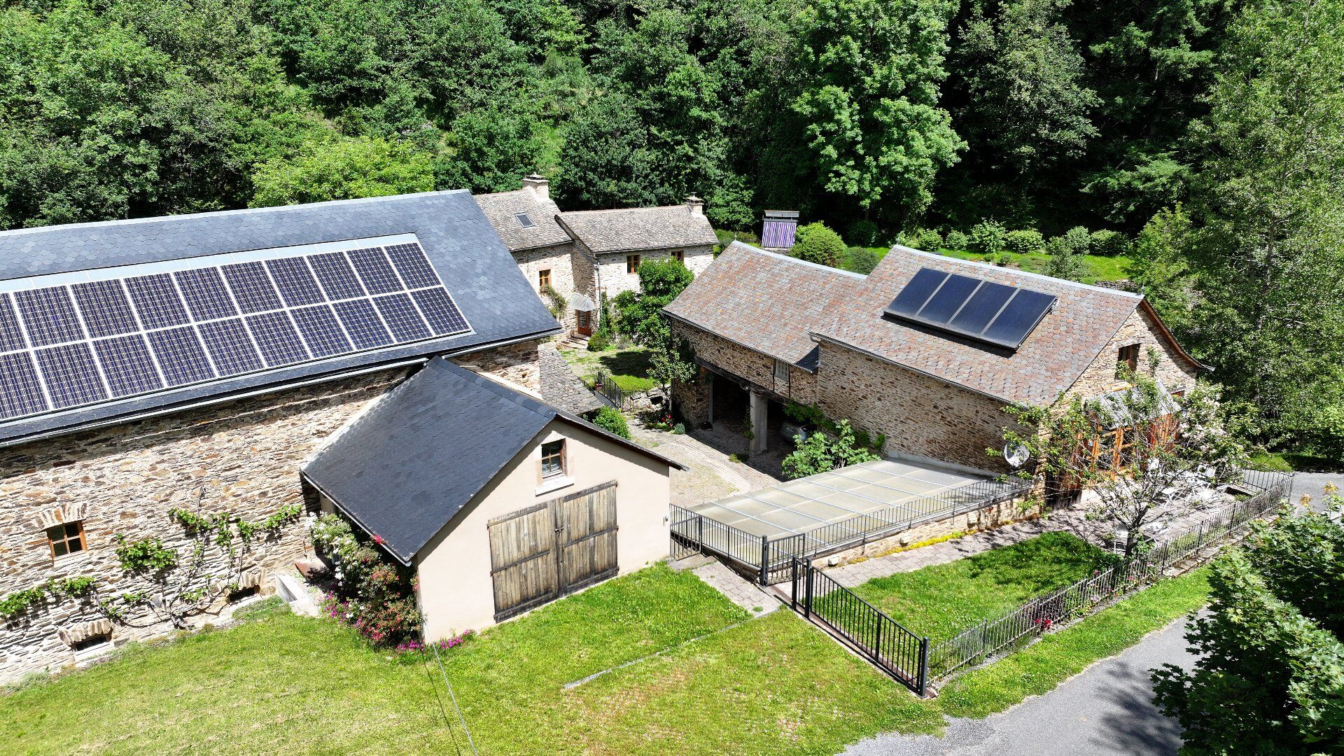 ENSEMBLE IMMOBILIER - POTENTIEL BUSINESS - LÉVÉZOU AVEYRON