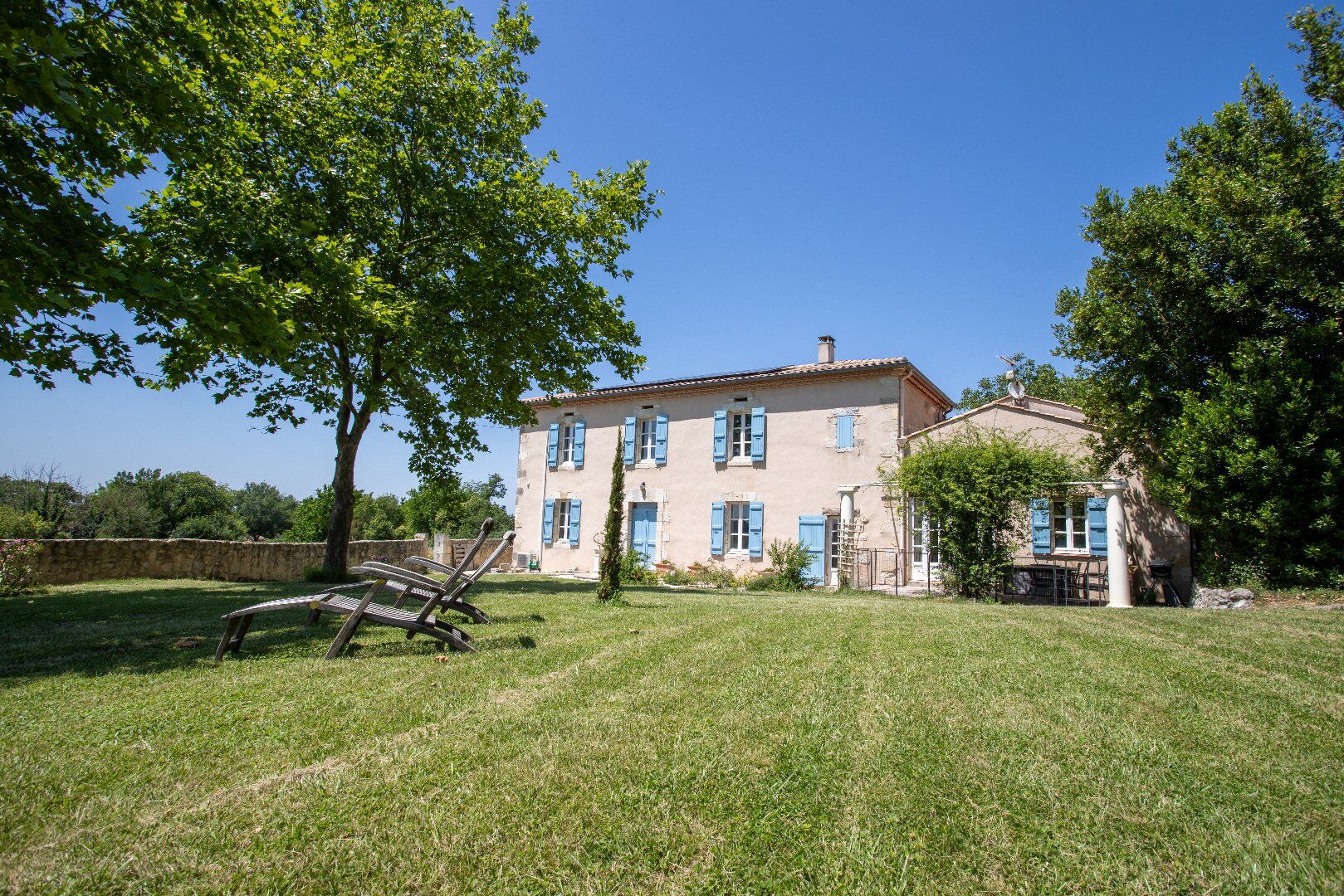 MAISON DE CAMPAGNE SPACIEUSE AVEC PISCINE ET VUES DEGAGEES