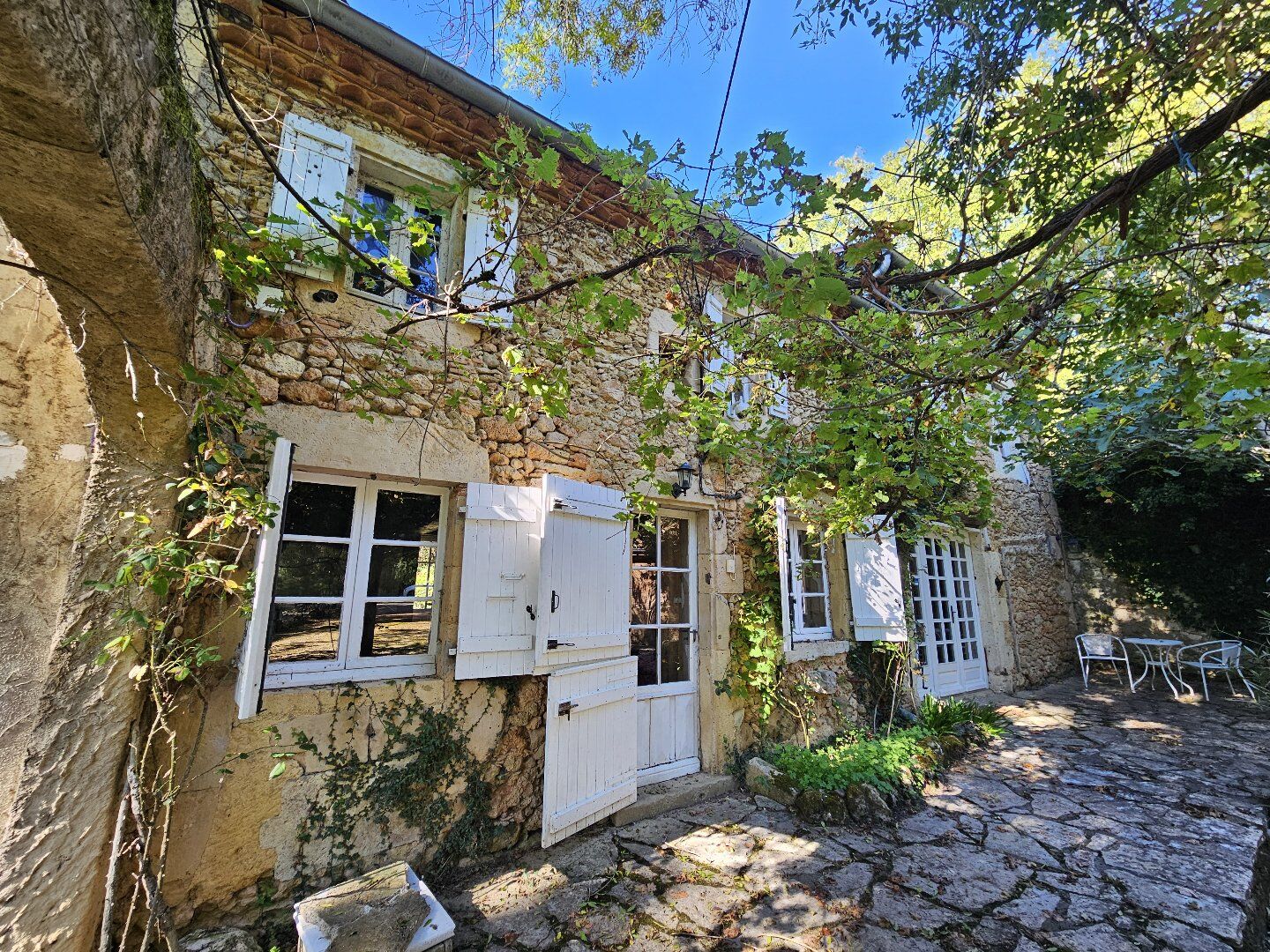 MAISON DANS LA CAMPAGNE AVEC ETANG PRiVE